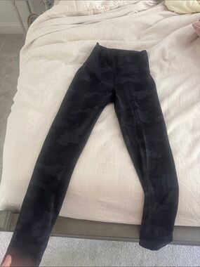 Size 4 High-Rise Black Camo Leggings